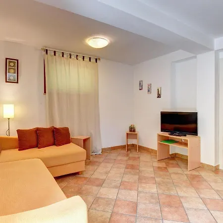 In Croatia Near The Coast Apartment Pula